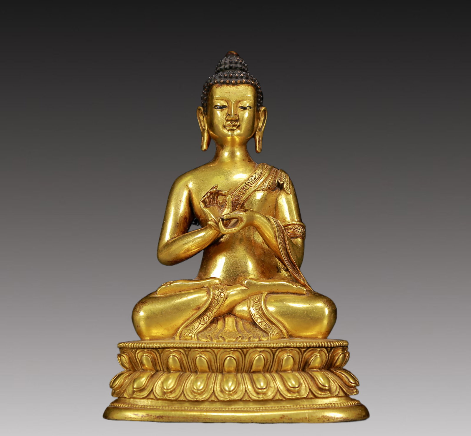 An Exquisite Gilt Bronze Statue of Sakyamuni: An Exquisite Gilt Bronze Statue of Sakyamuni,Ming Dynasty, China,Size:4.3inx3.1inx6.5in,Weight:995g 铜鎏金释迦摩尼像，明代