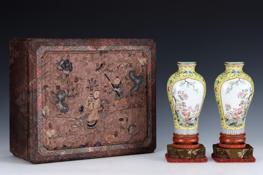 A Pair of Exquisite Famille-Rose Flower Pattern Vases (1 of 10)