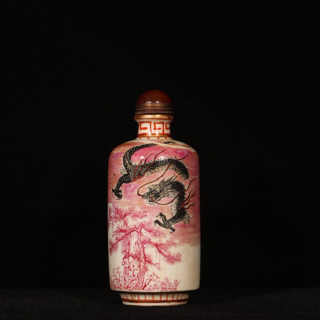 An Exquisite Ruby Red-Glazed Dragon Pattern Snuff Bottle (1 of 9)