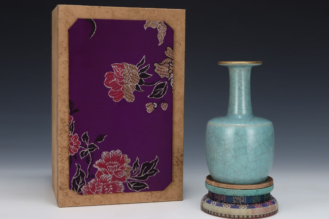 An Exquisite Ru yao Cover with Gold Vase,with an Imperial Poem by Emperor Qianlong: An Exquisite Ru yao Cover with Gold Vase,with an Imperial Poem by Emperor Qianlong,Song Dynasty,China,Size:6.7inx3.8in 