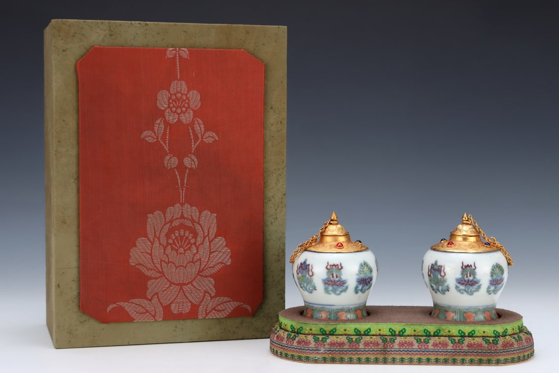 A Pair of Exquisite Doucai Cover with Gold Eight Treasures Pattern Jars with Cover (1 of 8)