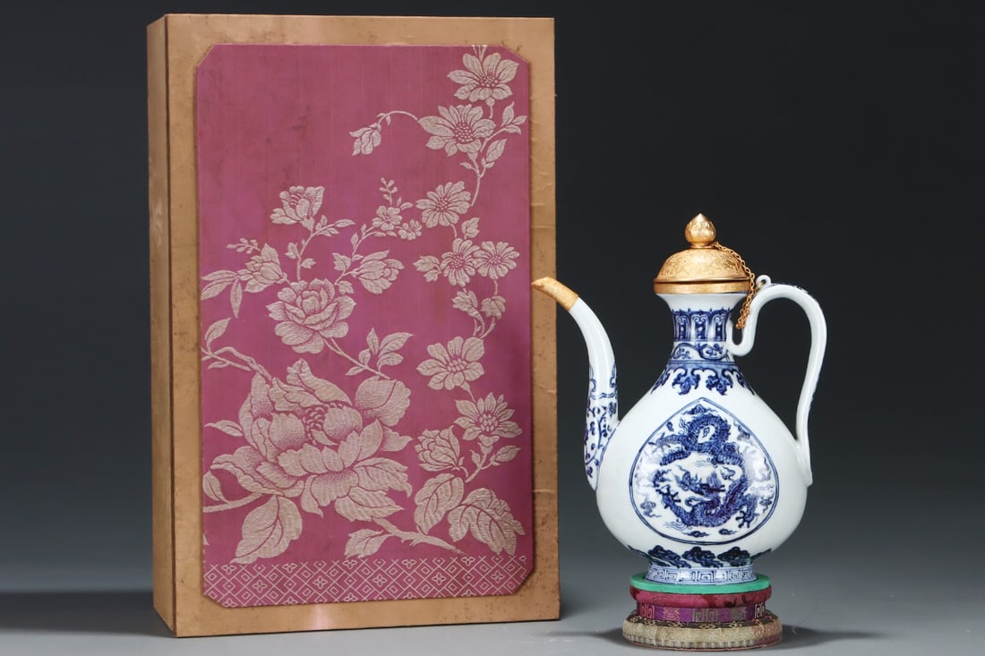An Exquisite Blue and White Auspicious Cloud and Dragon Pattern Ewer (1 of 8)