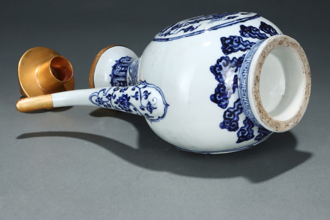 An Exquisite Blue and White Auspicious Cloud and Dragon Pattern Ewer - 7