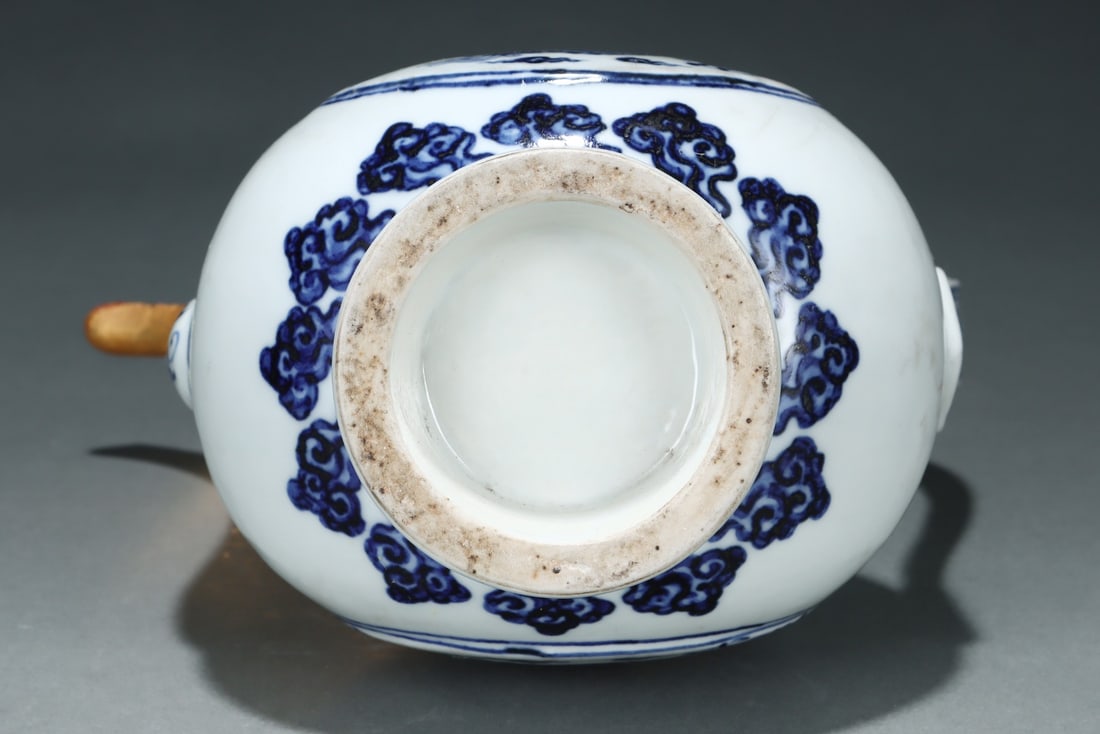 An Exquisite Blue and White Auspicious Cloud and Dragon Pattern Ewer - 8