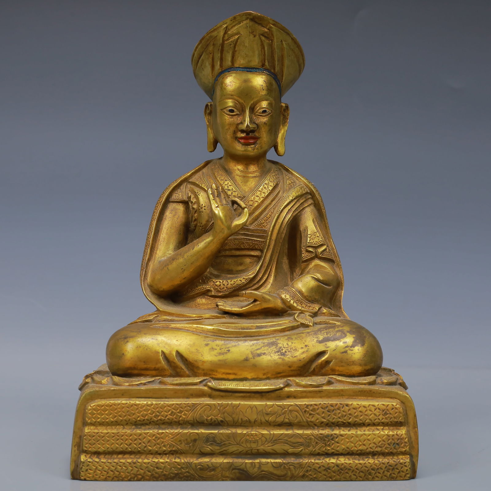An Exquisite Gilt Bronze Statue of Guru: An Exquisite Gilt Bronze Statue of Guru,Qing Dynasty, China,Size:5.5inx4.1inx7.9in,Weight:2850g 铜鎏金上师像,中国清代