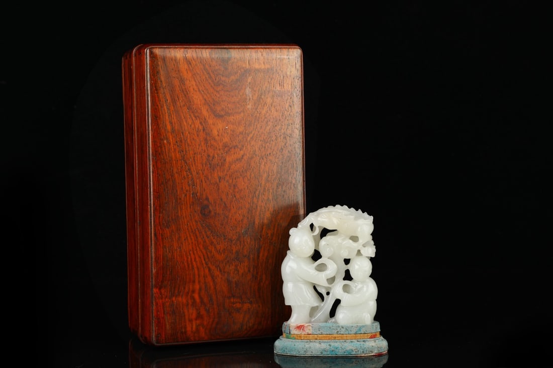 An Exquisite White Jade Figure Ornament (1 of 9)