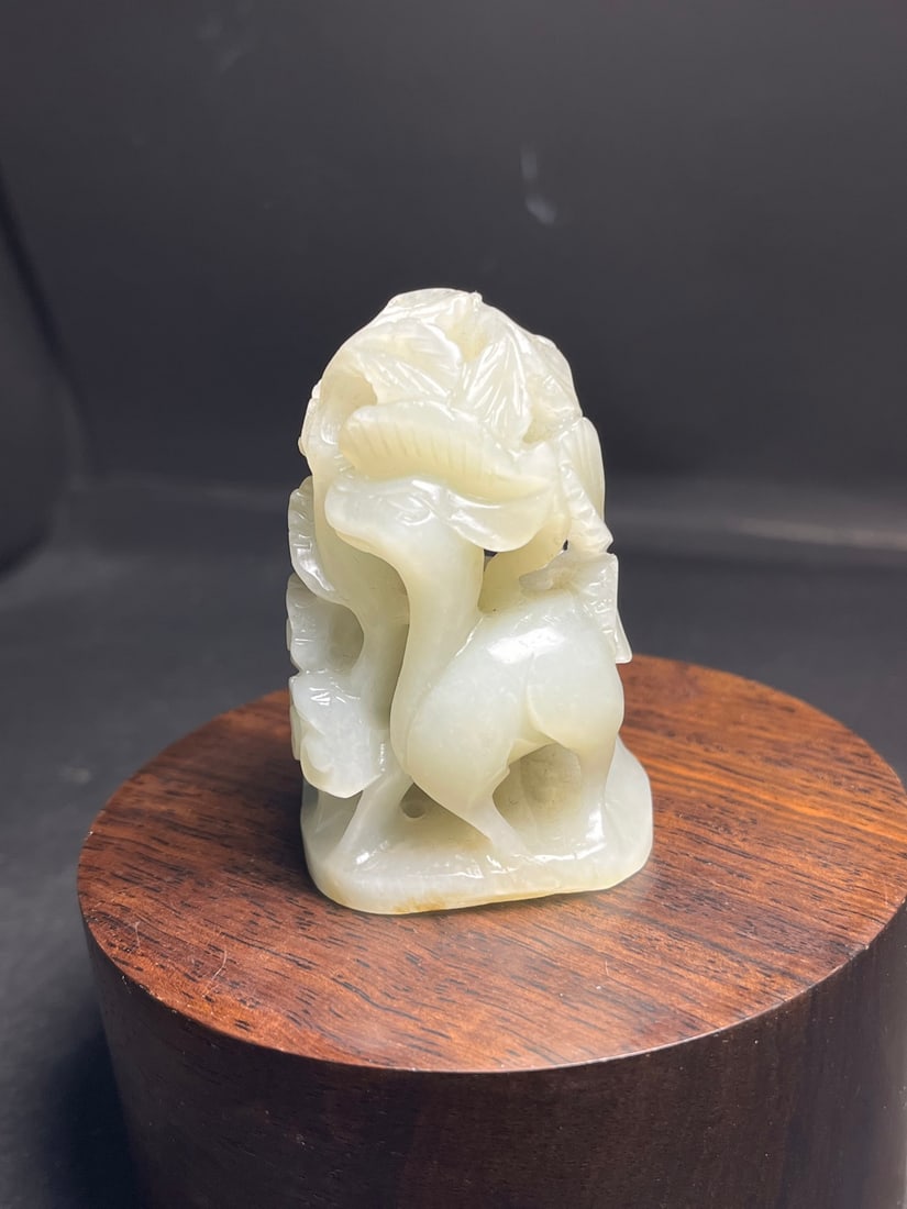 An Exquisite White Jade Deer Pattern Ornament: An Exquisite White Jade Deer Pattern Ornament,Liao Dynasty,China,Size:1.5inx1.3inx2.3in,Weight:77g 白玉鹿纹摆件,中国辽代