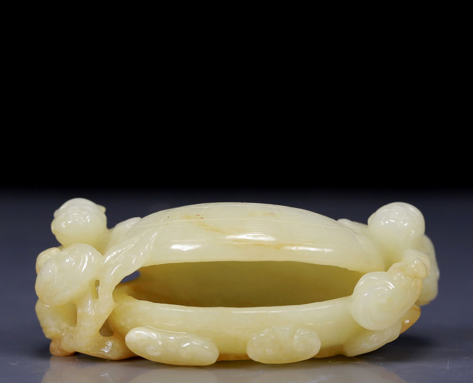 An Exquisite White Jade Figure and Ganoderma lucidum Pattern Ornament (1 of 8)
