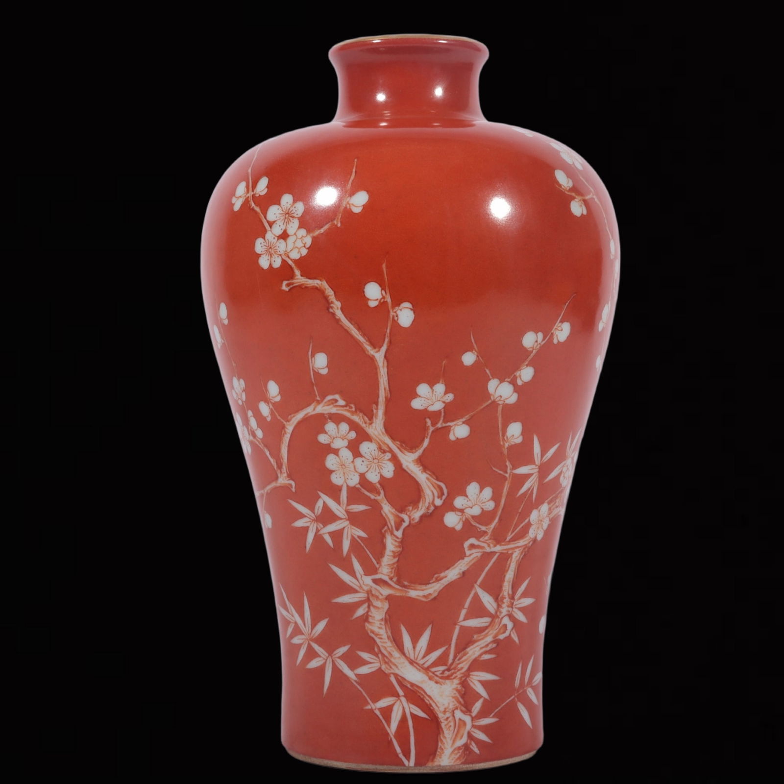 An Exquisite Famille-Rose Coral Red Glazed Flower Pattern Vase: An Exquisite Famille-Rose Coral Red Glazed Flower Pattern Vase,Qing Dynasty, China,Yongzheng Six-character Mark,Size:7.9inx4.7in 