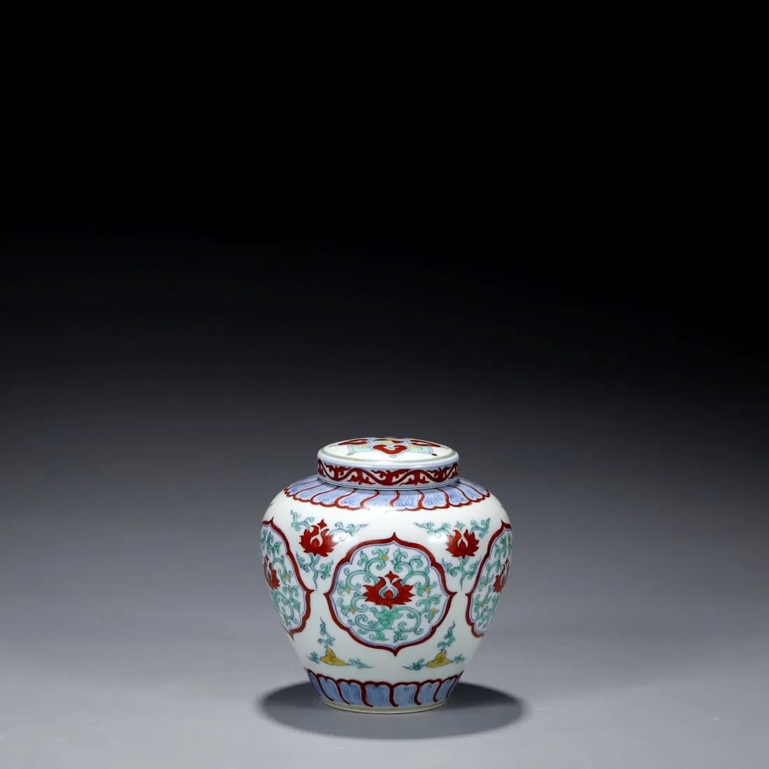 An Exquisite Doucai Flower Pattern Jar - 2