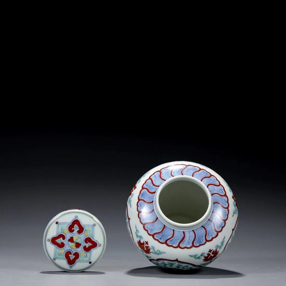 An Exquisite Doucai Flower Pattern Jar - 5