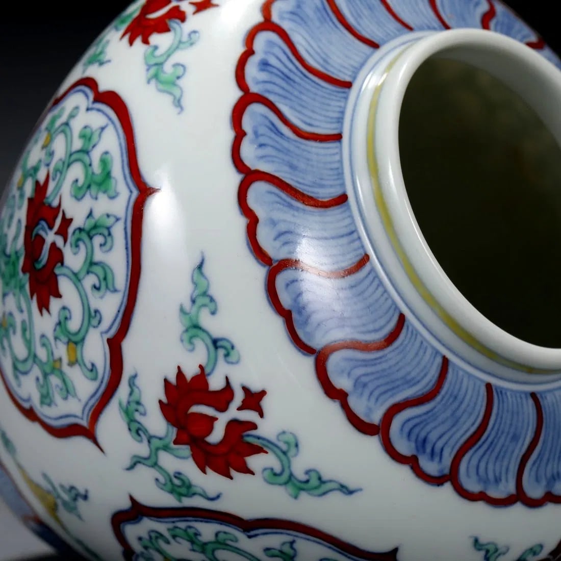 An Exquisite Doucai Flower Pattern Jar - 6