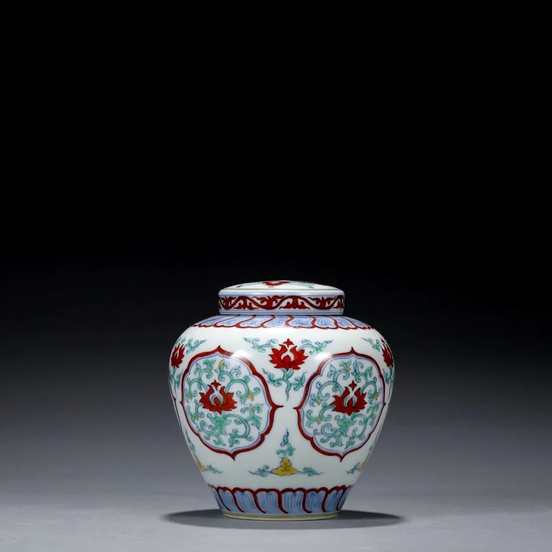 An Exquisite Doucai Flower Pattern Jar - 7