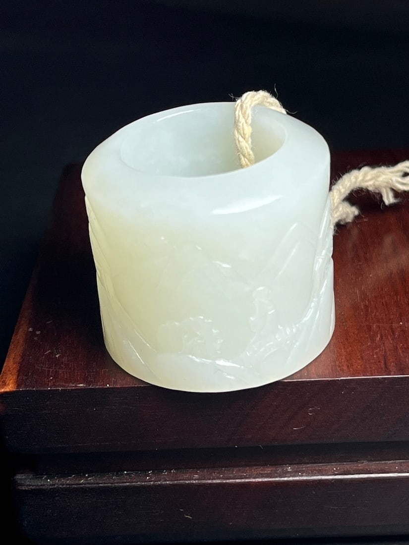 An Exquisite White Jade Landscape Pattern Thumb Ring - 3