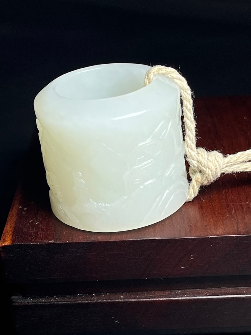 An Exquisite White Jade Landscape Pattern Thumb Ring - 4