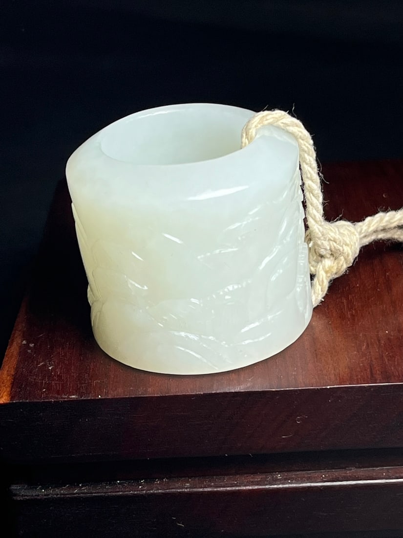 An Exquisite White Jade Landscape Pattern Thumb Ring - 5