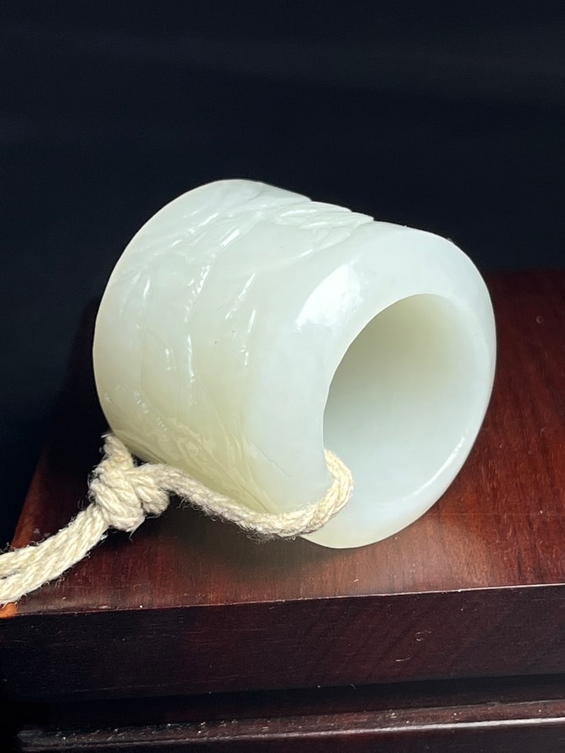 An Exquisite White Jade Landscape Pattern Thumb Ring - 7