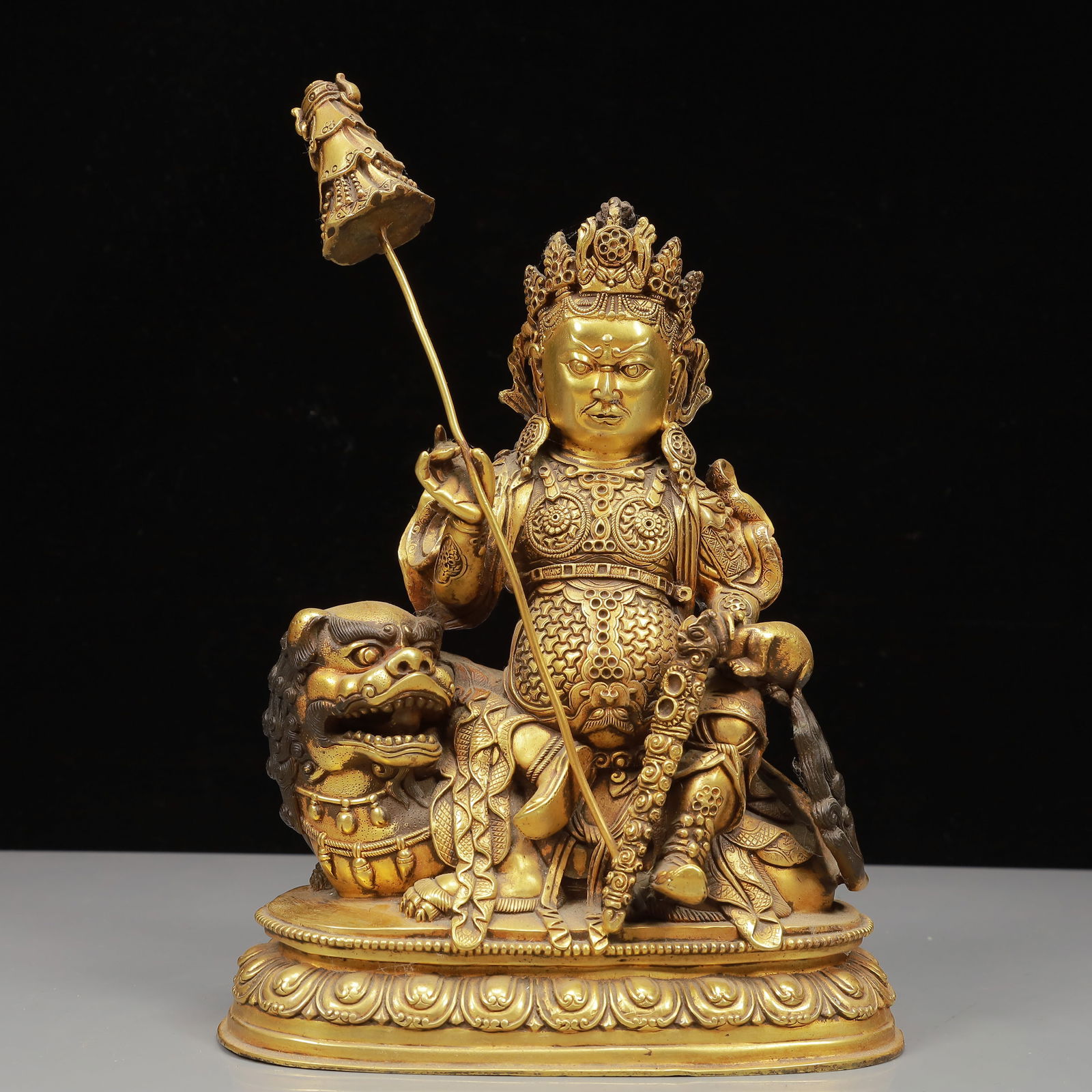 A Solemn Gilt Bronze Statue of Heavenly King (1 of 12)