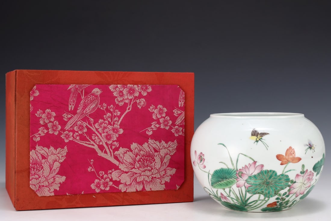 An Exquisite Famille-Rose Flower and Butterfly Pattern Brush Washer: An Exquisite Famille-Rose Flower and Butterfly Pattern Brush Washer,Qing Dynasty, China,Size:5.4inx8.1in 粉彩花卉蝴蝶纹笔洗,中国଀