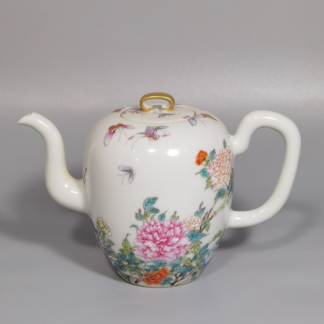 An Exquisite Famille-Rose Flower and Butterfly Pattern Pot: An Exquisite Famille-Rose Flower and Butterfly Pattern Pot,Qing Dynasty,China,Yongzheng Six-character Mark,Size:4.1inx5.9in 粉彩花卉蝴蝶纹壶,中