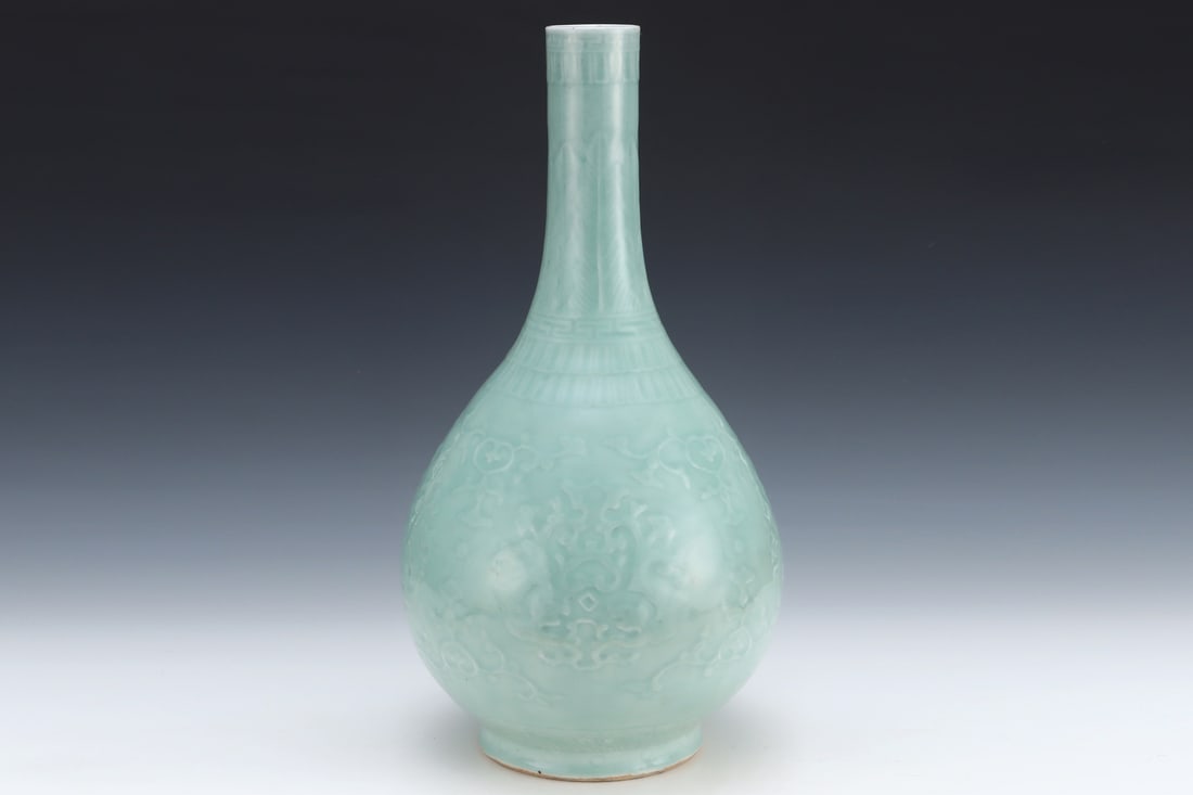 An Exquisite Celadon Glazed Flower Pattern Vase - 2