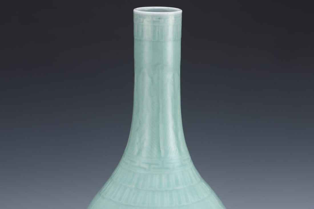An Exquisite Celadon Glazed Flower Pattern Vase - 4
