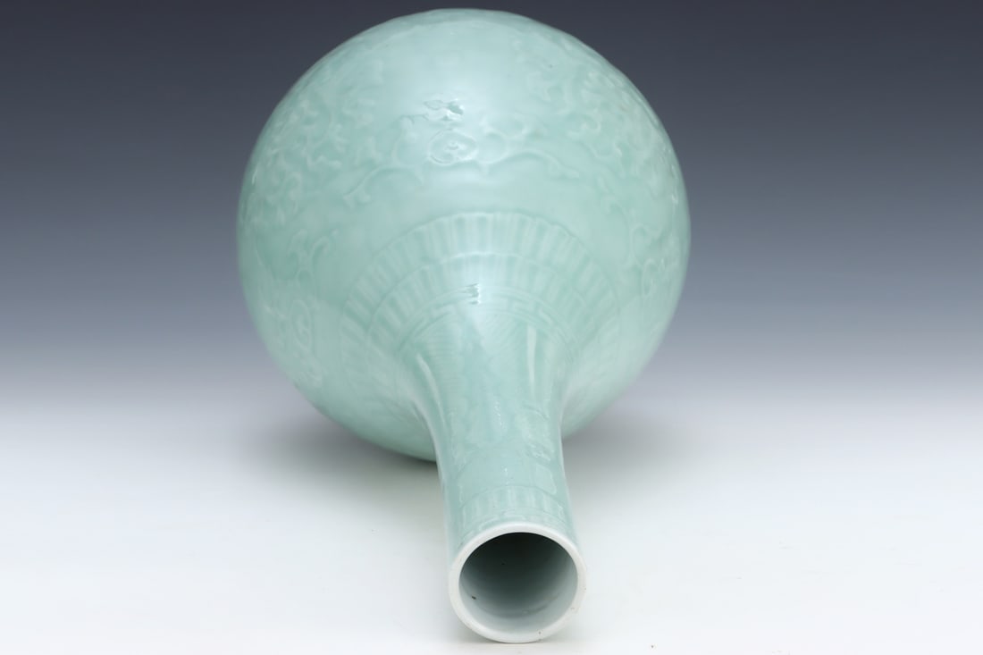 An Exquisite Celadon Glazed Flower Pattern Vase - 7
