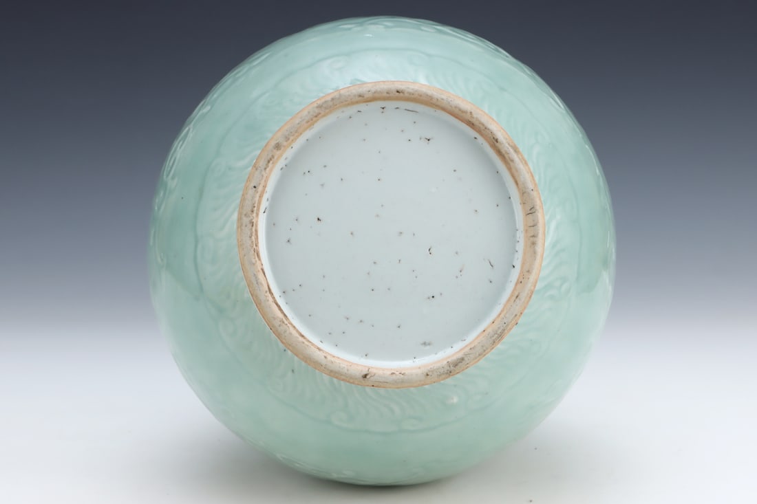 An Exquisite Celadon Glazed Flower Pattern Vase - 9