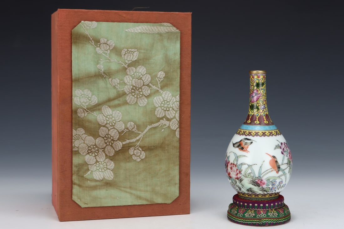 An Exquisite Enamel Flower and Bird Pattern Vase,with poem: An Exquisite Enamel Flower and Bird Pattern Vase,with poem,Qing Dynasty, China,Qianlong Four-character Mark,Size:6.2inx3.1in 