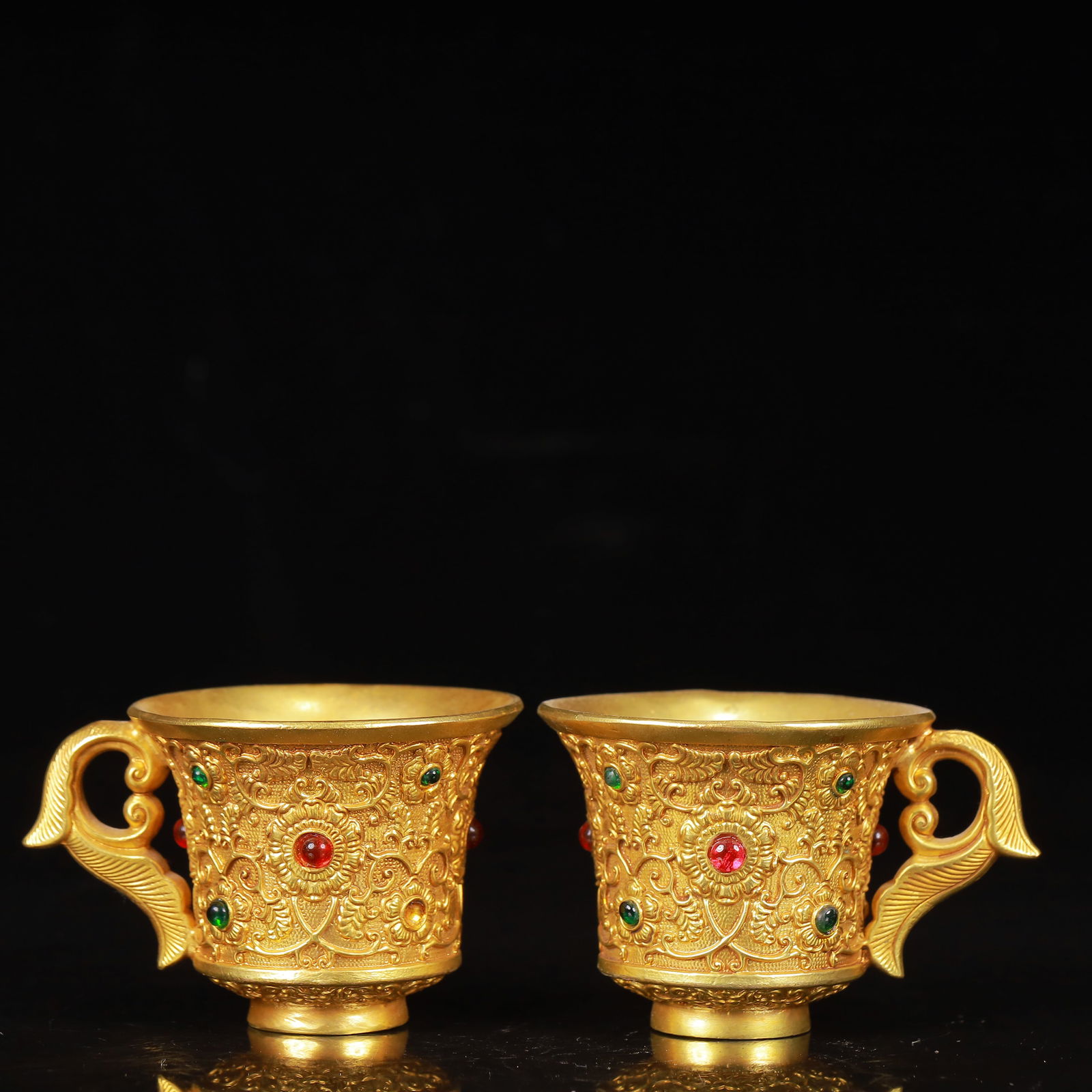 A Pair of Exquisite Gilt Bronze Flower Pattern Cups,Inlaid Gems: A Pair of Exquisite Gilt Bronze Flower Pattern Cups,Inlaid Gems,Qing Dynasty,China,Qianlong Four-Character Mark,Size:3.1inx2.4inx2inx2,Weight:303g 