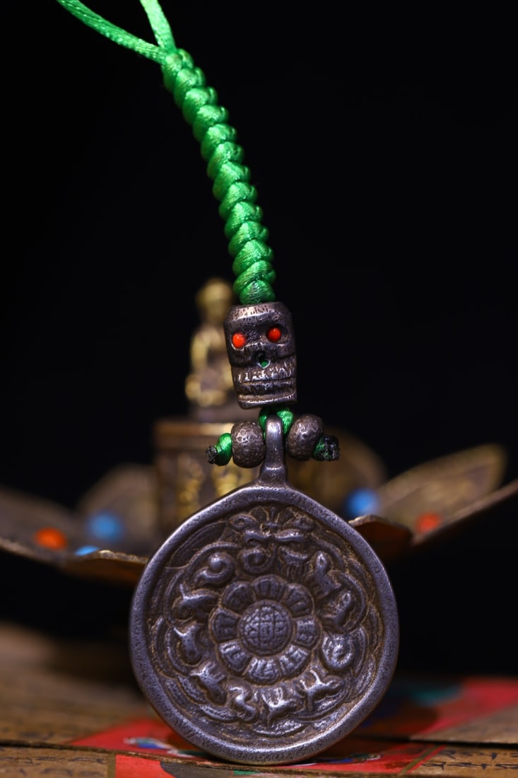 An Exquisite Bronze Flower Pattern Pendant: An Exquisite Bronze Flower Pattern Pendant,Qing Dynasty,China,Size:3.1inx2in,Weight:88g 天铁花卉纹挂件,中国清代