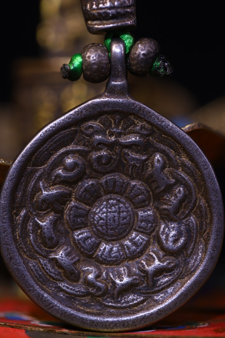 An Exquisite Bronze Flower Pattern Pendant - 2