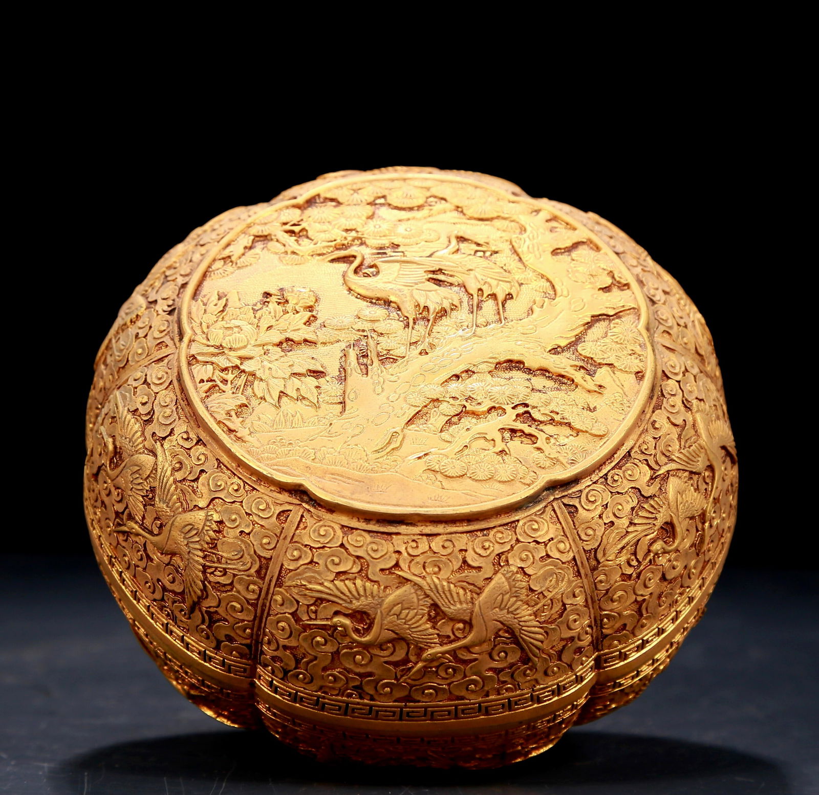 An exquisite gilt bronze box with crane pattern (1 of 7)