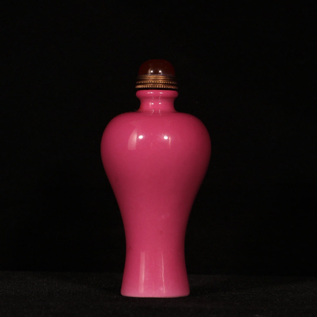 An Exquisite Ruby Red-Glazed Snuff Bottle (1 of 9)