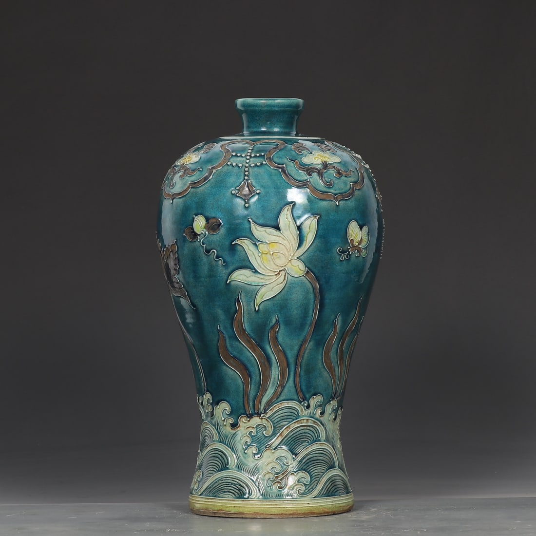 An Exquisite Fahua Glazed Lotus Pattern Vase: An Exquisite Fahua Glazed Lotus Pattern Vase,Ming Dynasty,China,Size:12.8inx7.1in 珐华彩莲花纹瓶,中国明代