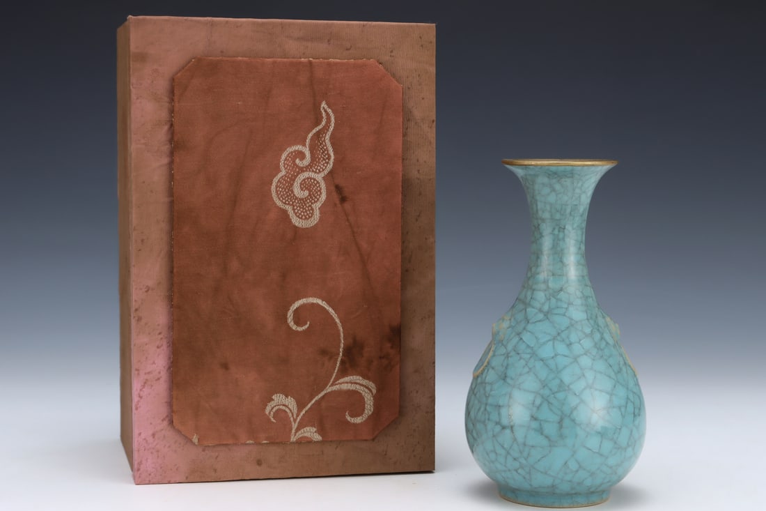 An Exquisite Ru yao Sky Blue Glazed Vase: An Exquisite Ru yao Sky Blue Glazed Vase,Song Dynasty,China,Size:6.7inx3.6in 汝窑天蓝釉瓶,中国宋代