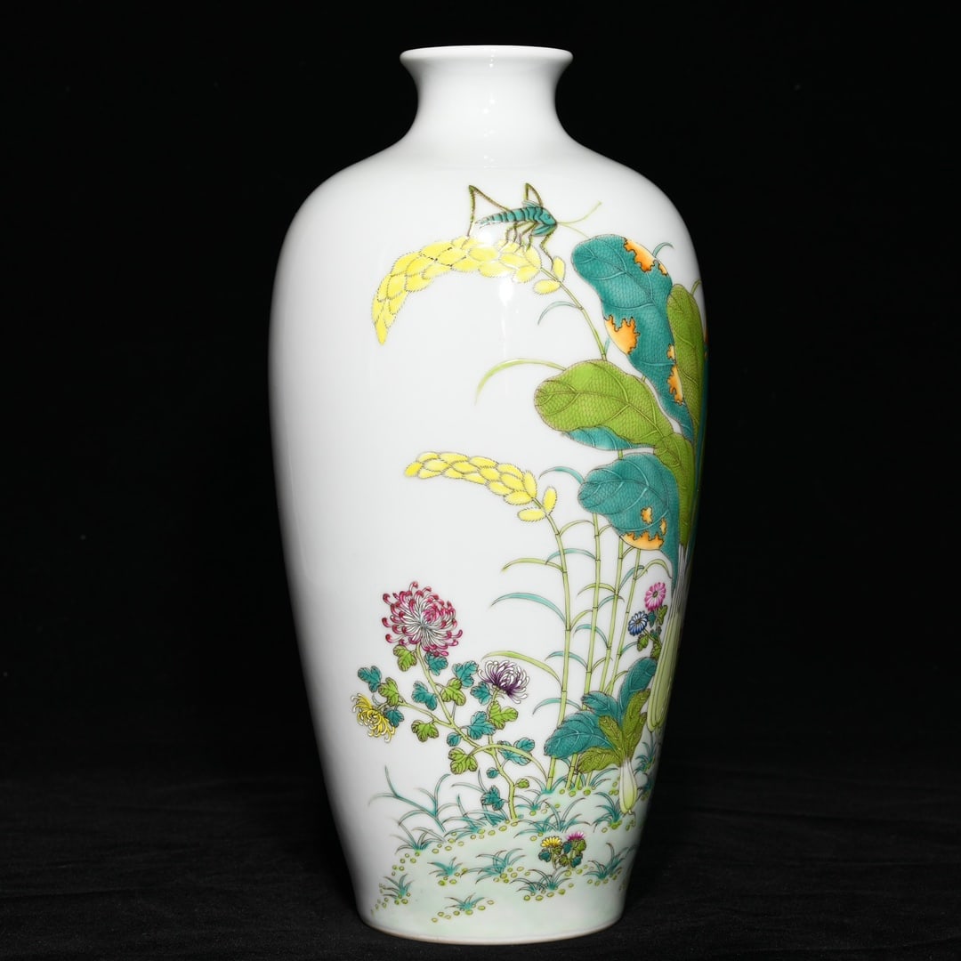 An Exquisite Famille-Rose Vegetables and Fruit Pattern Vase: An Exquisite Famille-Rose Vegetables and Fruit Pattern Vase,Qing Dynasty,China,Qianlong Six-Character Mark,Size:10.9inx5.3in 
