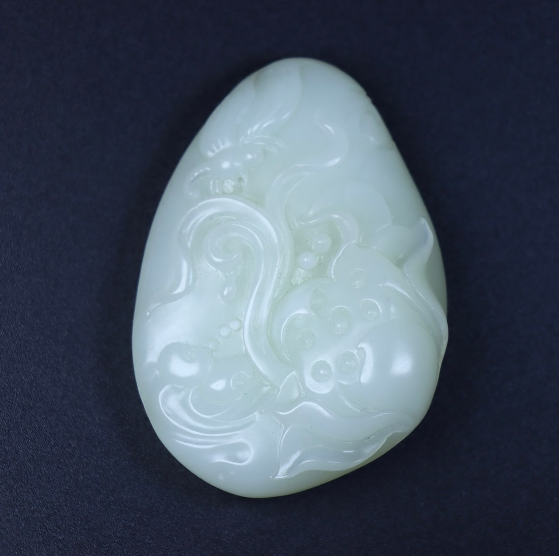 An Exquisite White Jade Flower Pattern Pendant: An Exquisite White Jade Flower Pattern Pendant,Qing Dynasty,China,Size:2.8inx2inx0.8in,Weight:95g 白玉花卉纹挂件,中国清代
