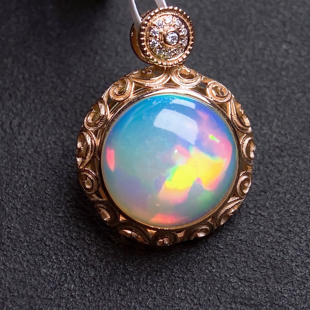 5.77Ctw Natural Color Necklace: 5.77Ctw Natural Color Necklace,Size:0.5inx0.5in 5.77Ctw天然彩色项链