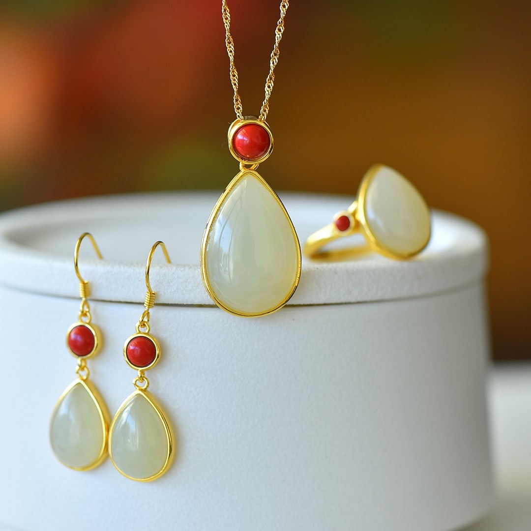 A Set of Fine Sterling Silver-Gold Plated Inlaid White Jade Jewelrys: A Set of Fine Sterling Silver-Gold Plated Inlaid White Jade Jewelrys 一套纯银镀金镶白玉首饰