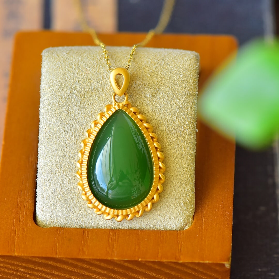 A Pair of Exquisite Sterling Silver-Gold Plated Inlaid Jasper Necklace: A Pair of Exquisite Sterling Silver-Gold Plated Inlaid Jasper Necklace,Size:0.8inx1.4in 纯银镀金镶碧玉项链