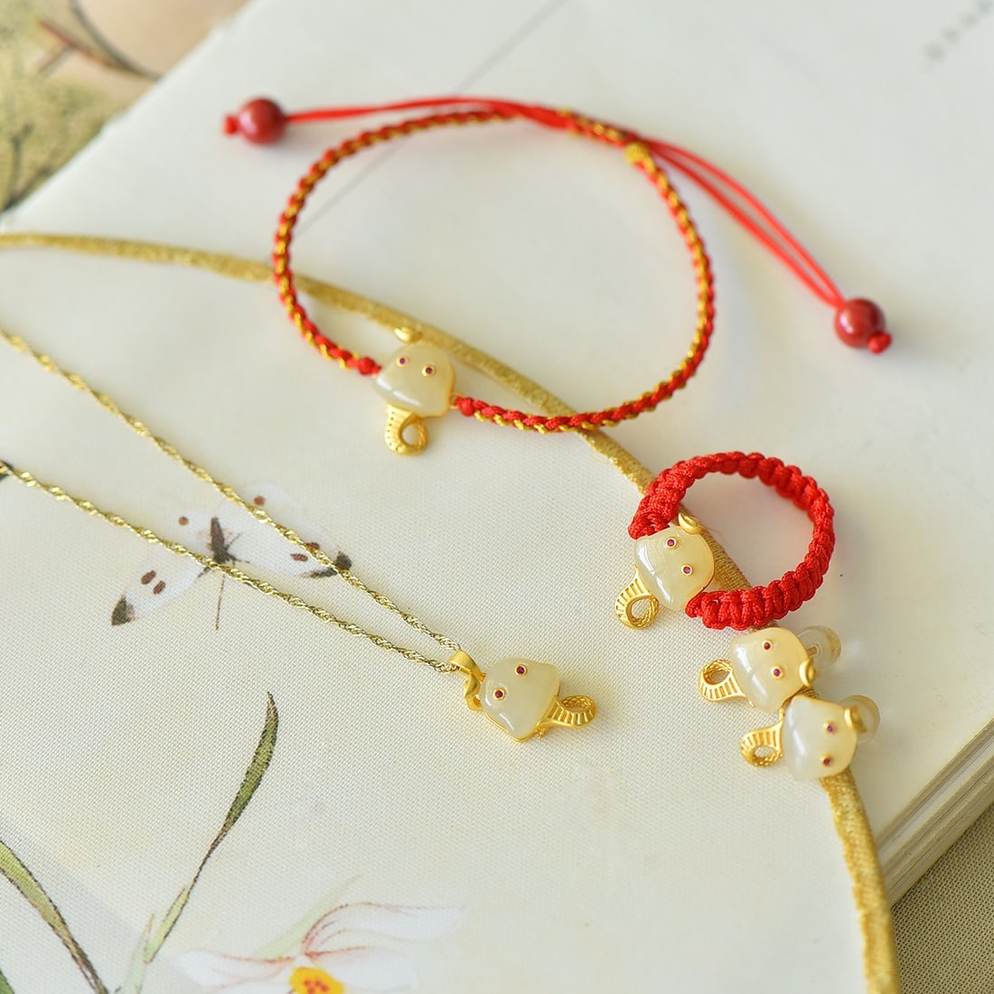 A Set of Fine Sterling Silver-Gold Plated Inlaid White Jade Jewelrys: A Set of Fine Sterling Silver-Gold Plated Inlaid White Jade Jewelrys 一套纯银镀金镶白玉首饰