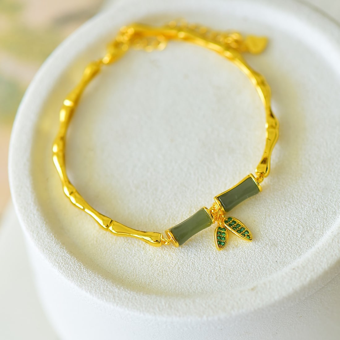 An Exquisite Sterling Silver-Gold Plated Inlaid Sapphire Bracelet: An Exquisite Sterling Silver-Gold Plated Inlaid Sapphire Bracelet,Size:0.2inx0.4in 纯银镀金镶青玉手链