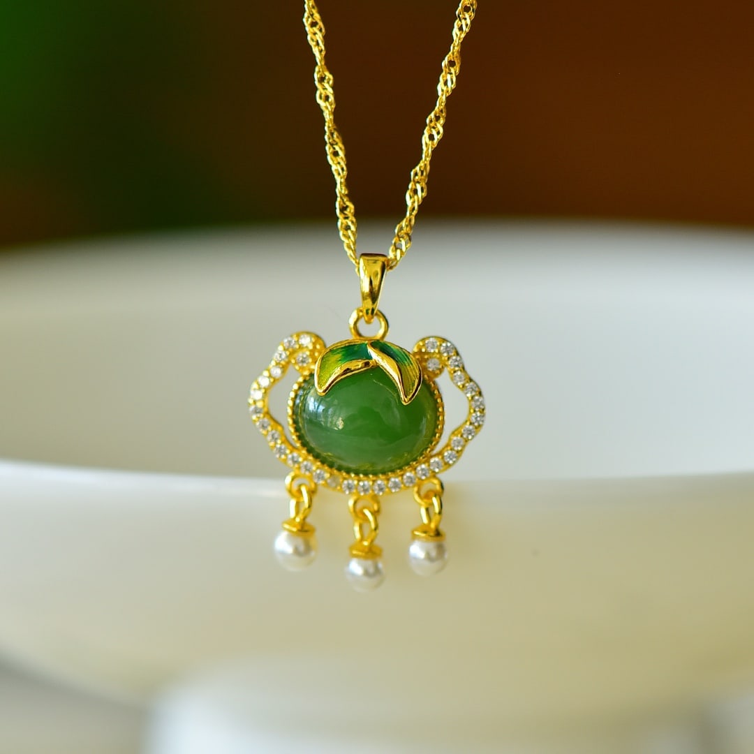 An Exquisite Sterling Silver-Gold Plated Inlaid Jasper Pendant,Inlaid Diamond: An Exquisite Sterling Silver-Gold Plated Inlaid Jasper Pendant,Inlaid Diamond,Size:0.3inx0.4in 纯银镀金镶碧玉项链,嵌钻石