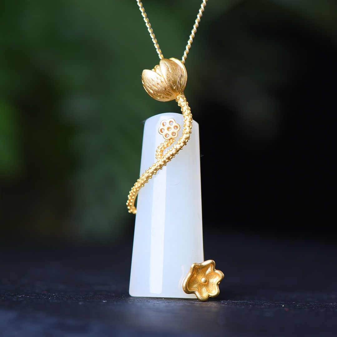 An Exquisite Sterling Silver-Gold Plated Inlaid White Jade Pendant: An Exquisite Sterling Silver-Gold Plated Inlaid White Jade Pendant,Size:0.4inx1.1in 纯银镀金镶白玉吊坠