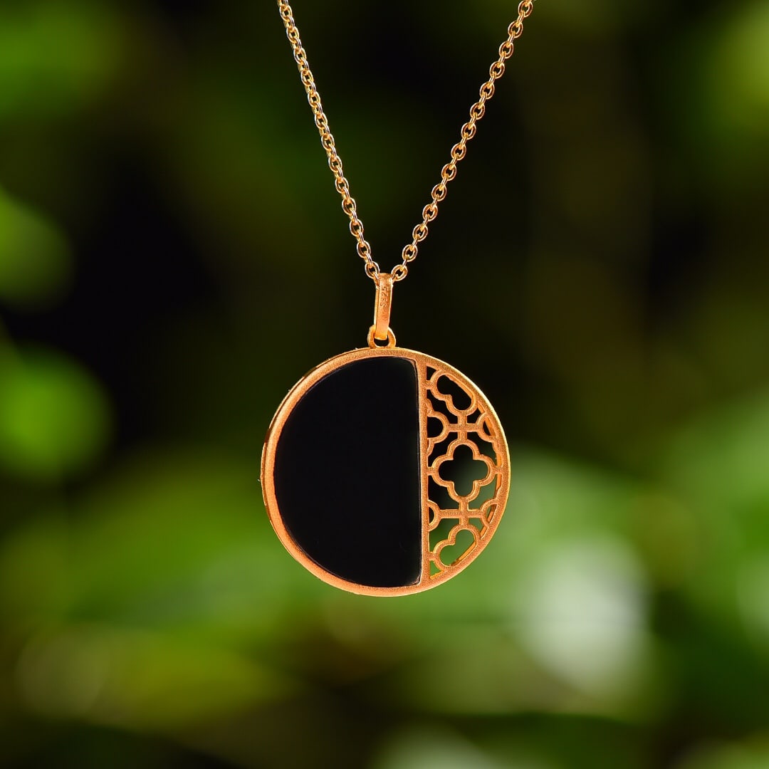An Exquisite Sterling Silver-Gold Plated Inlaid Jet Enamel Necklace: An Exquisite Sterling Silver-Gold Plated Inlaid Jet Enamel Necklace,Size:0.6inx0.9in 纯银镀金镶黑玉珐琅项链
