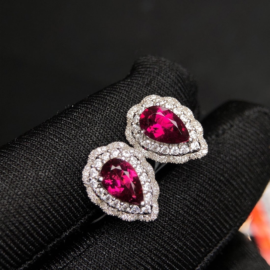 A Pair of 2.93Ctw Natural Tourmaline Earrings: A Pair of 2.93Ctw Natural Tourmaline Earrings,Size:0.3inx0.2in 一对2.93Ctw天然碧玺耳钉