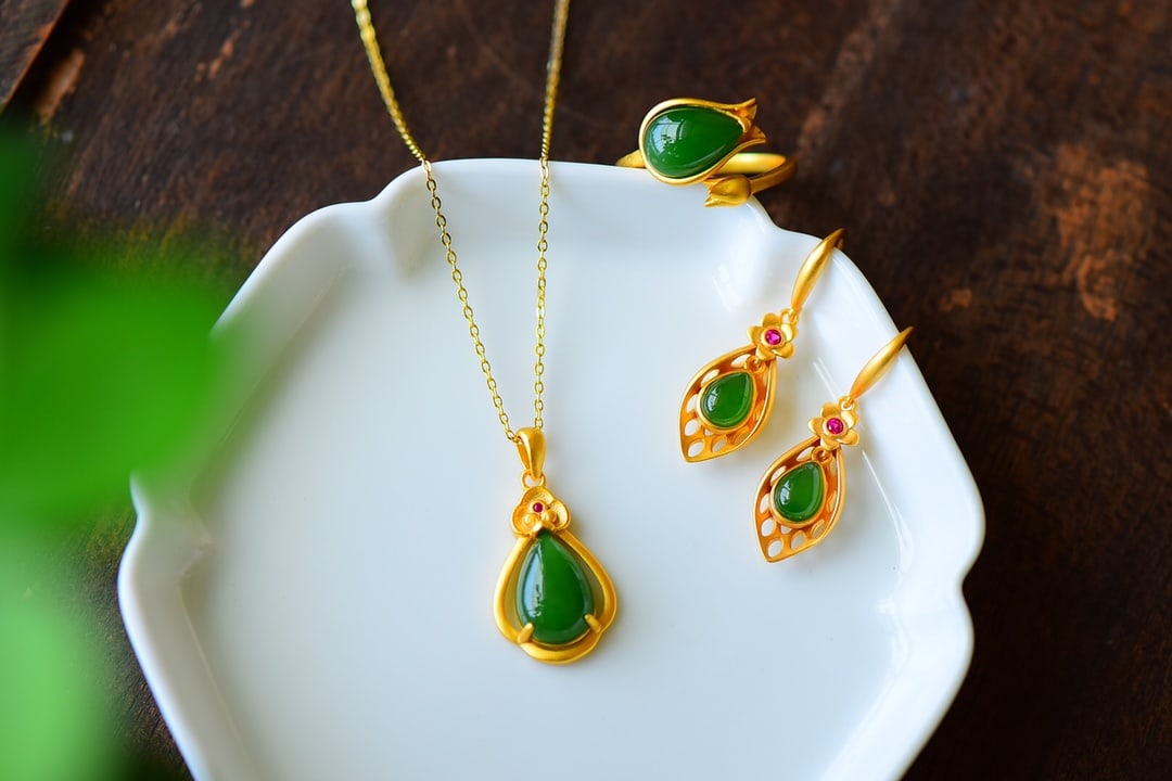 A Set of Fine Sterling Silver-Gold Plated Inlaid Jasper Jewelry: A Set of Fine Sterling Silver-Gold Plated Inlaid Jasper Jewelry,Size:(Necklace)0.6inx1.1in,(Ring)0.6inx0.6in,(Earring)0.4inx1.3in 一套纯银镀金镶碧஍