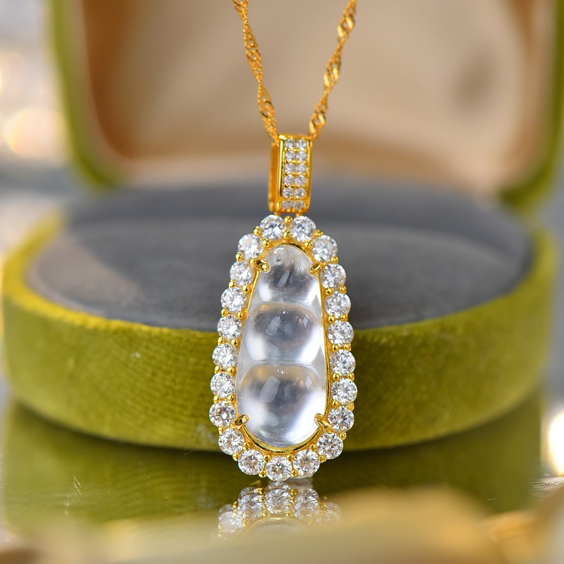 An Exquisite Sterling Silver-Gold Plated Inlaid Jadeite Pendant,Inlaid Diamond: An Exquisite Sterling Silver-Gold Plated Inlaid Jadeite Pendant,Inlaid Diamond,Size:0.4inx0.8in 寓意:四季平安,吉祥如意 纯银ž