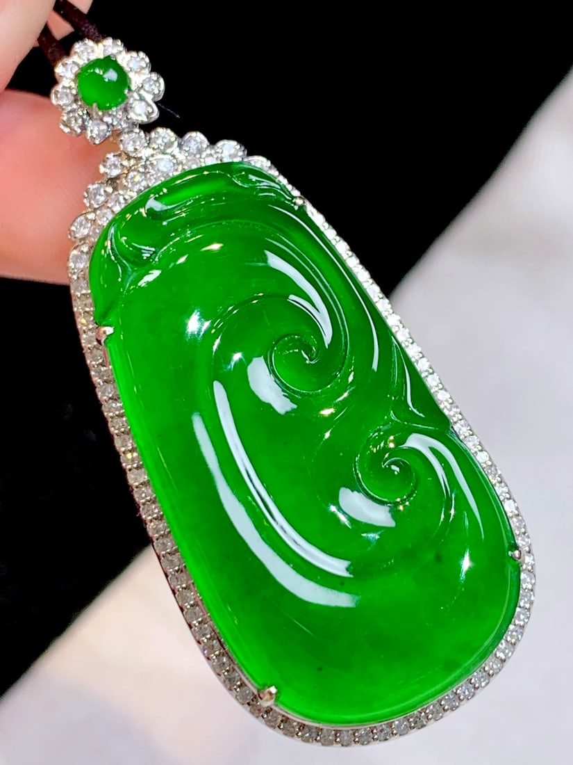 An Exquisite 18k Gold Diamond Inlaid Jadeite Pendant (1 of 5)